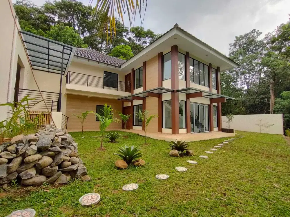 Rumah Hook Luas di Sentul City, View Green Area Belakang