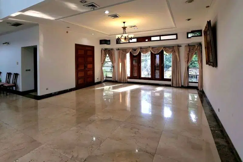 Rumah mewah lengkap dengan kolam renang di Pondok Indah