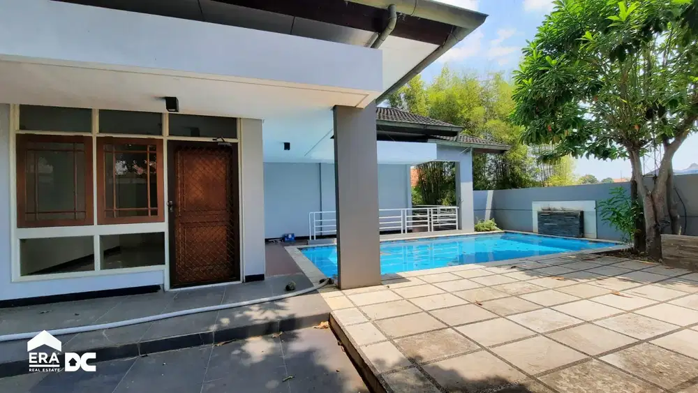 Rumah Halaman Luas Ada Kolam Renang Kawasan Elite Galunggung Semarang