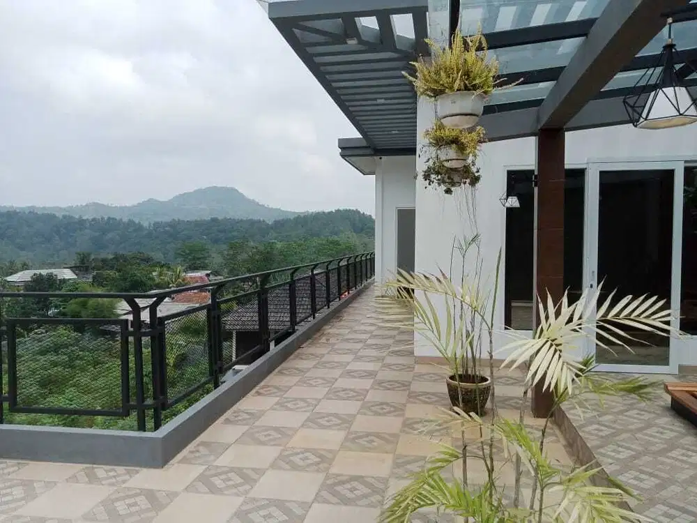 Rumah Villa Sejuk di Sentul View Spektakuler ada kolam renang