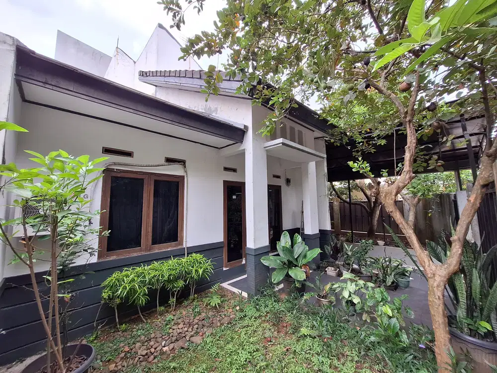 Rumah hook sentul hadap lapangan golf akses tol harga termurah