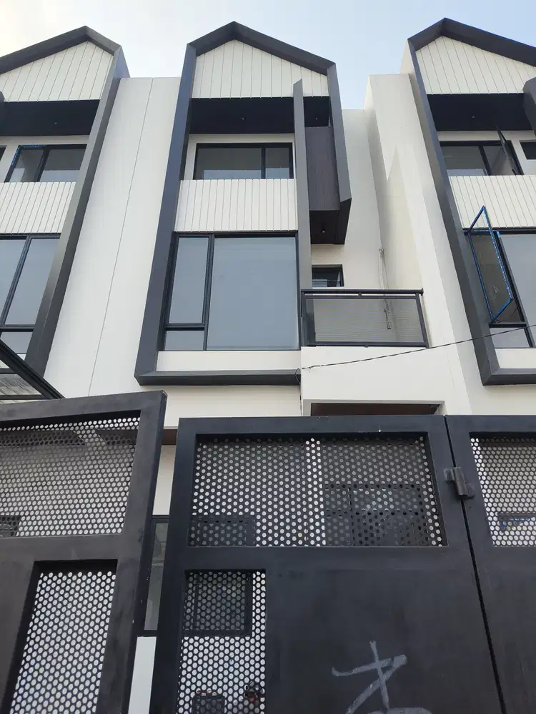 Rumah baru 3 lantai 4 kamar tidur di duri kepa jakbar