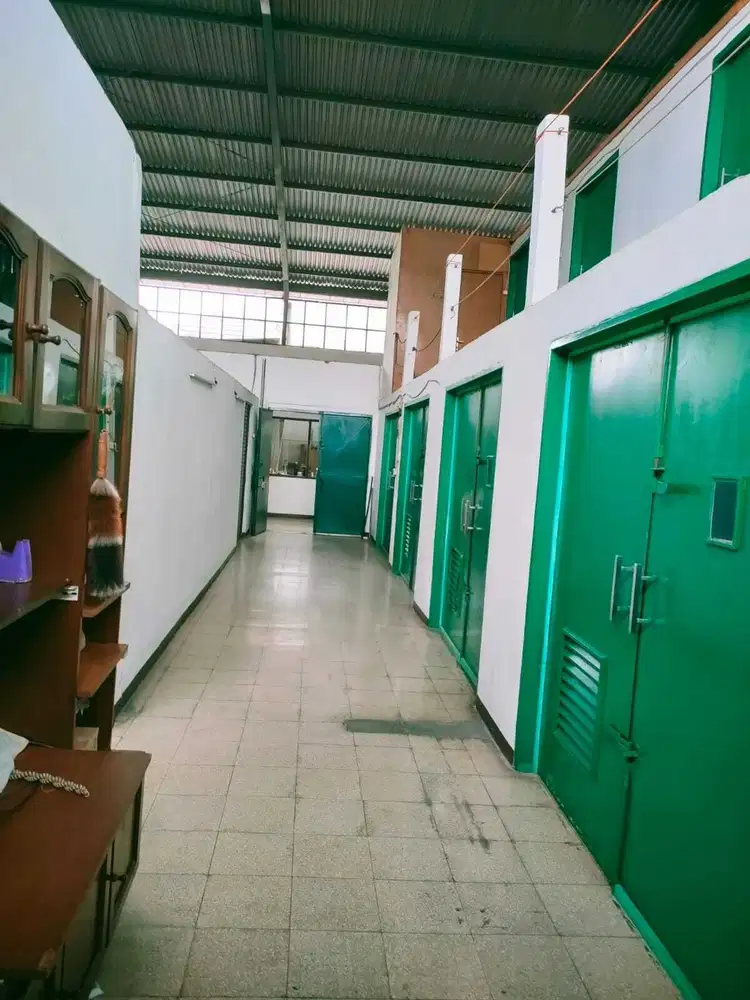 Pabrik rumah dan Usaha nya di Jalan holis bandung