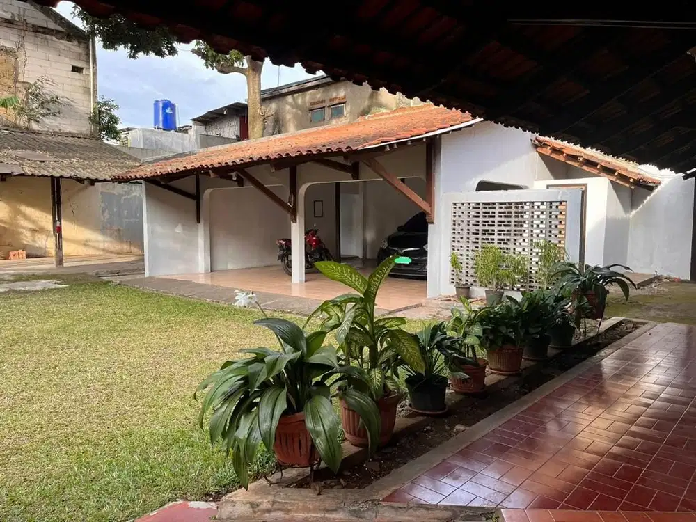 Dijual rumah bagus, Luas, Lokasi Strategis di Jl. Sandratex, Ciputat.