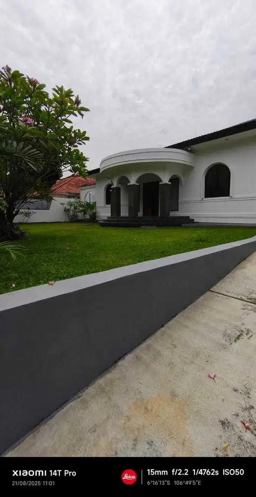 Rumah Mewah Dan Tenang Dengan Kolam Renang di Kemang Dalam Jakarta