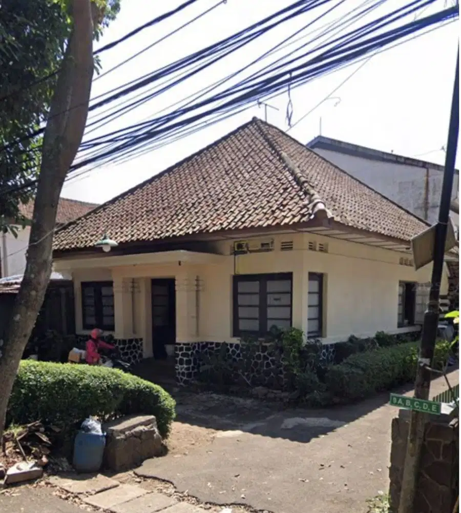 Rumah klasik terawat di sayap Jalan pajajaran bandung