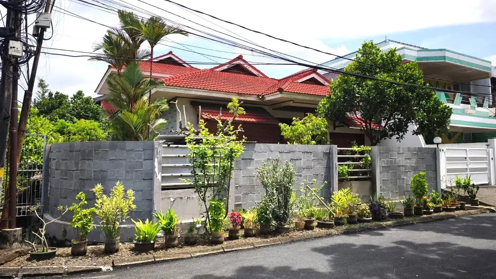 Rumah Megah Hoek Puri Indah 508m SHM Semi Furnish Kokoh Full Jati