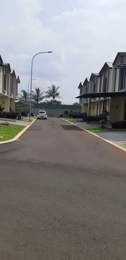 Disewakan rumah baru 2 lantai di Suvarna sutera