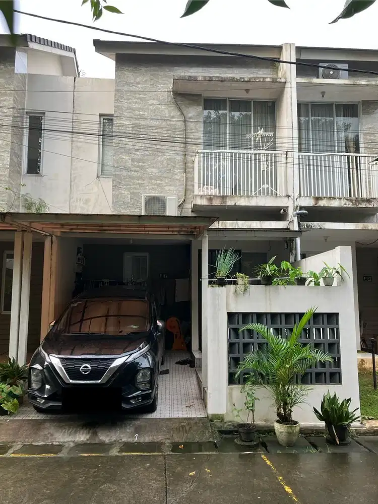 Di jual rumah hadap taman palem kuning di talaga bestari tangerang