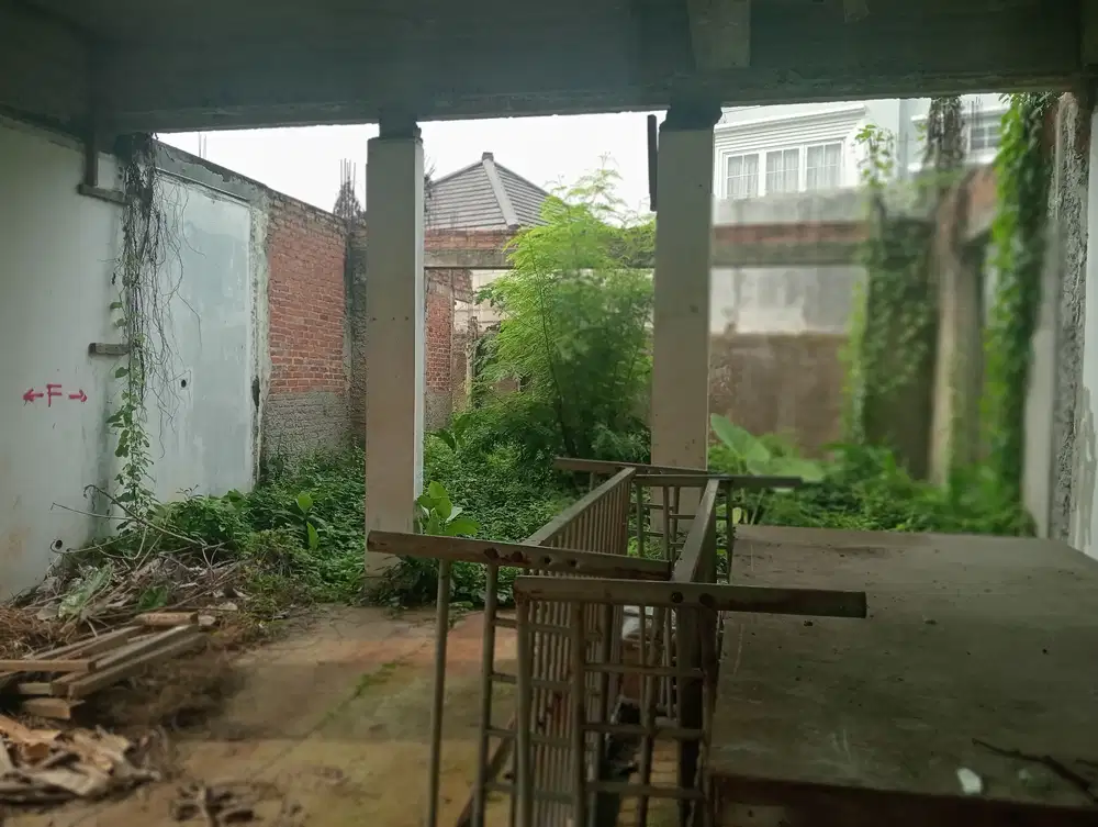 Dijual kavling dengan bangunan di komplek elite Kemang, Jaksel