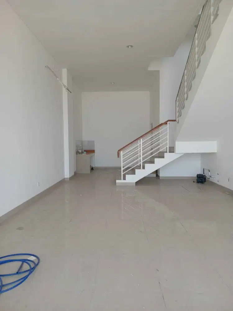 Disewakan ruko bagus di New East Jakarta Garden city cakung Jaktim