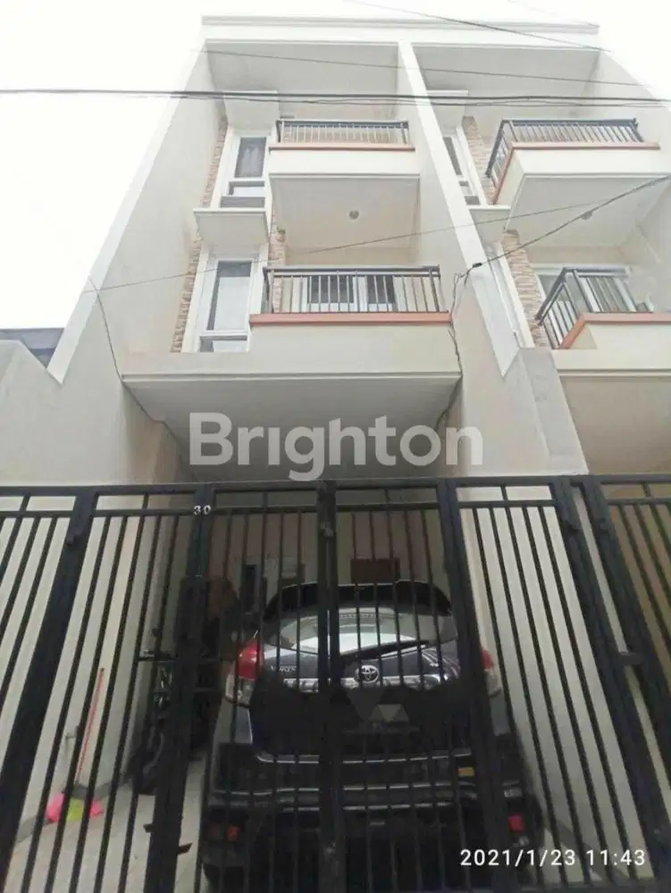 DIIUAL RUMAH CANTIK DI TANJUNG DUREN, SHM, 3 LANTAI, HADAP SELATAN