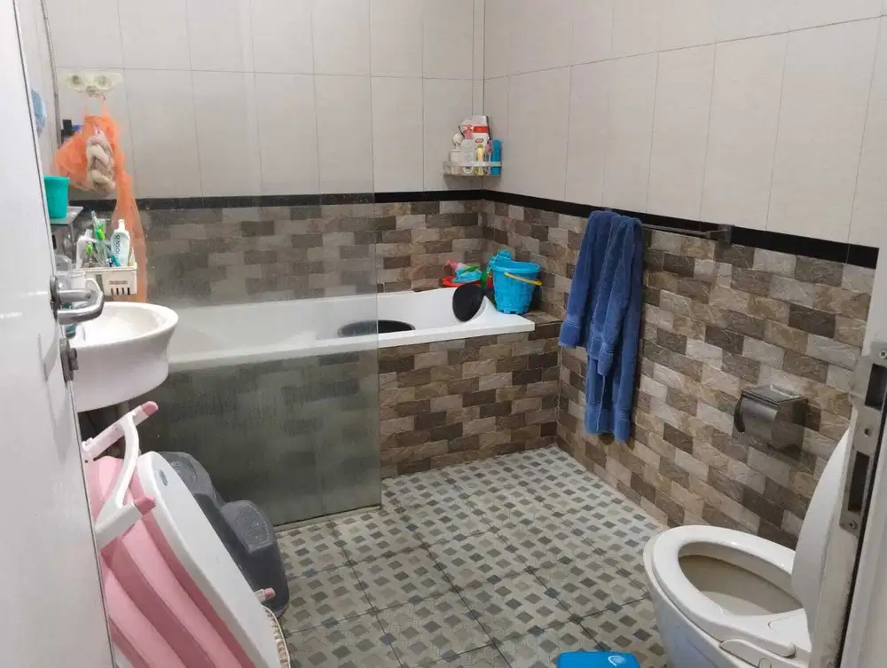 Dijual Rumah 2 Lantai Full Renovasi Cantik di Perumahan Cikupa Asri