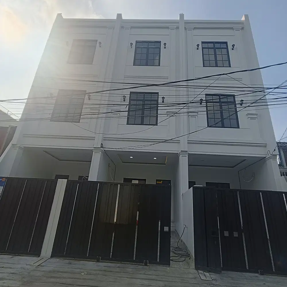 Rumah 3 Lantai, Lokasi Strategis, Dekat Tanjung Duren Jakarta Barat