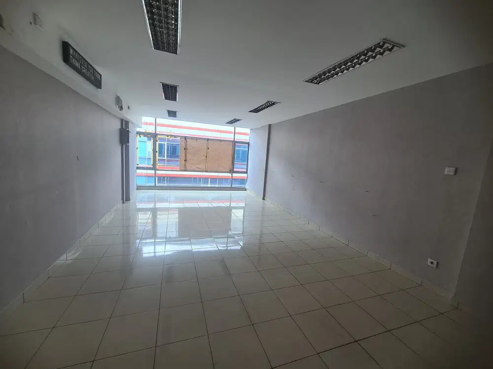 RUKO GANDENG 4 LANTAI KEBON JERUK DALAM KOMPLEKS PARKIR LUAS DEKAT TOL