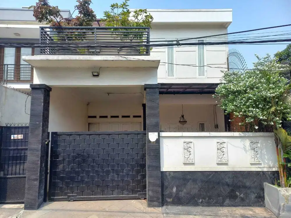 Rumah 2 lantai rapi siap huni di Jatibening Pondok gede Bekasi.