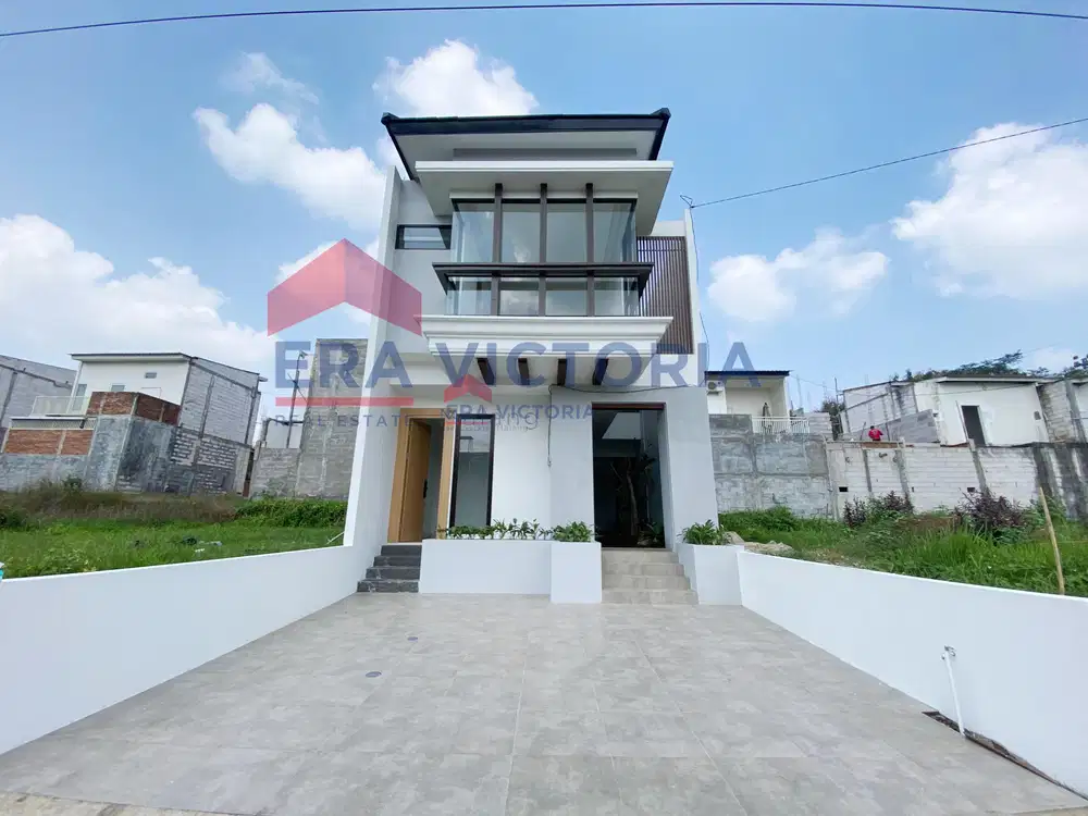 Rumah Baru Gaya Tropical Bali Tengah Kota Lokasi Super Strategis