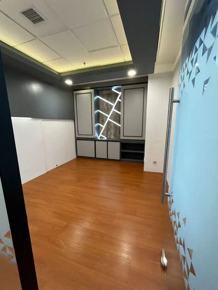 Sewa Cepat Office Space Area SCBD - Sudirman, Semi Furnish Luas 300sqm