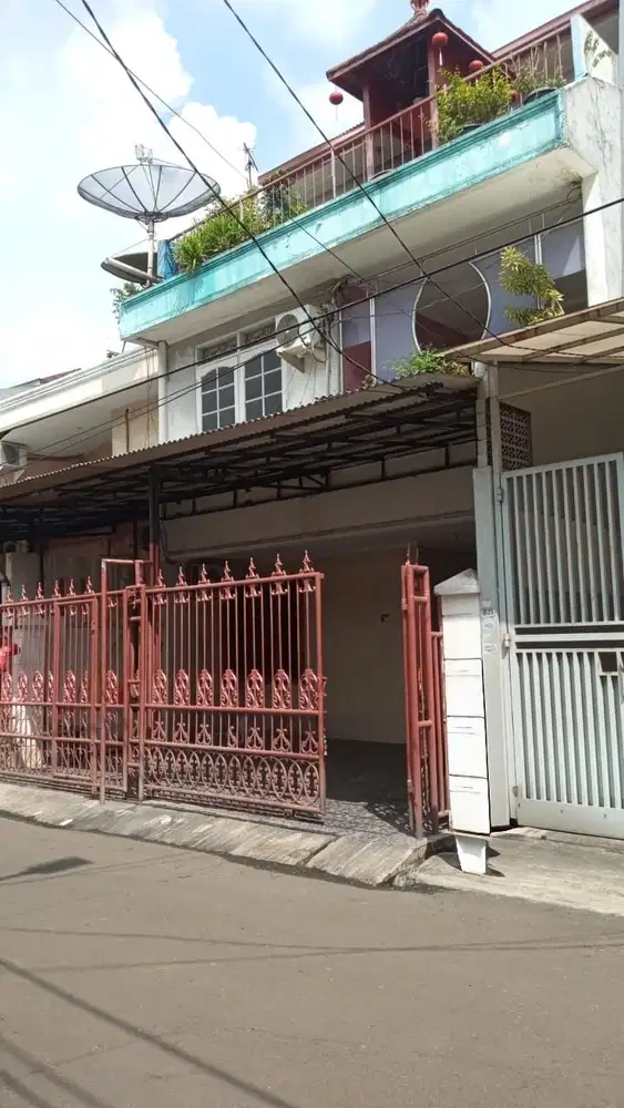 Rumah 3 Lantai, Lokasi Strategis Hadap Timur Taman Ratu, Tanjung Duren