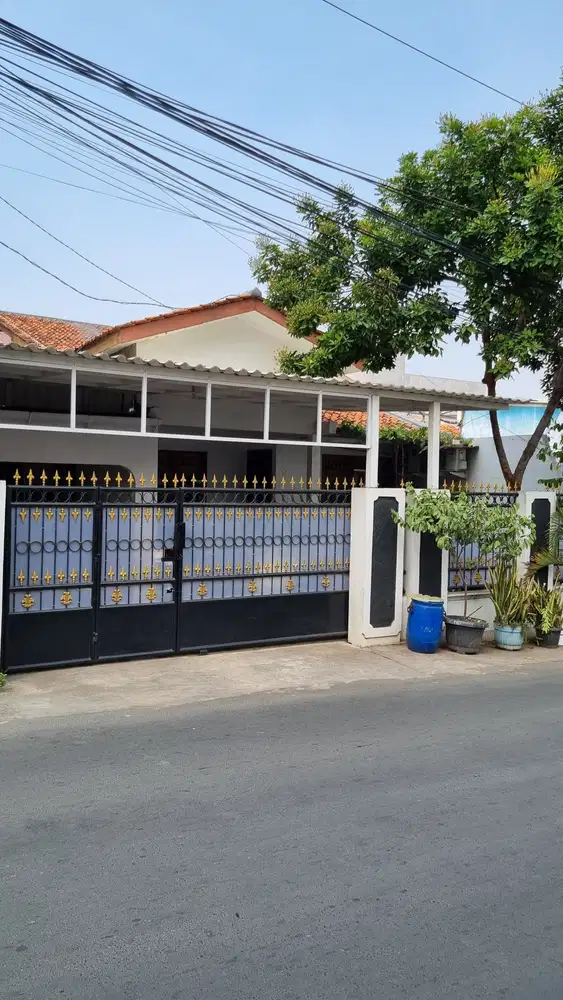 Rumah strategis di pinggir jalan raya Bintara setu Bekasi