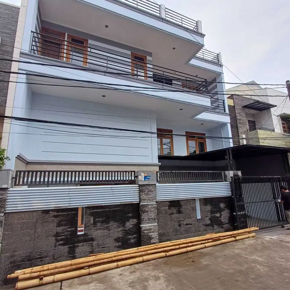 Rumah 4 Lantai Komp.GreenVille, Baru Renov, Harga 3,99m Nego