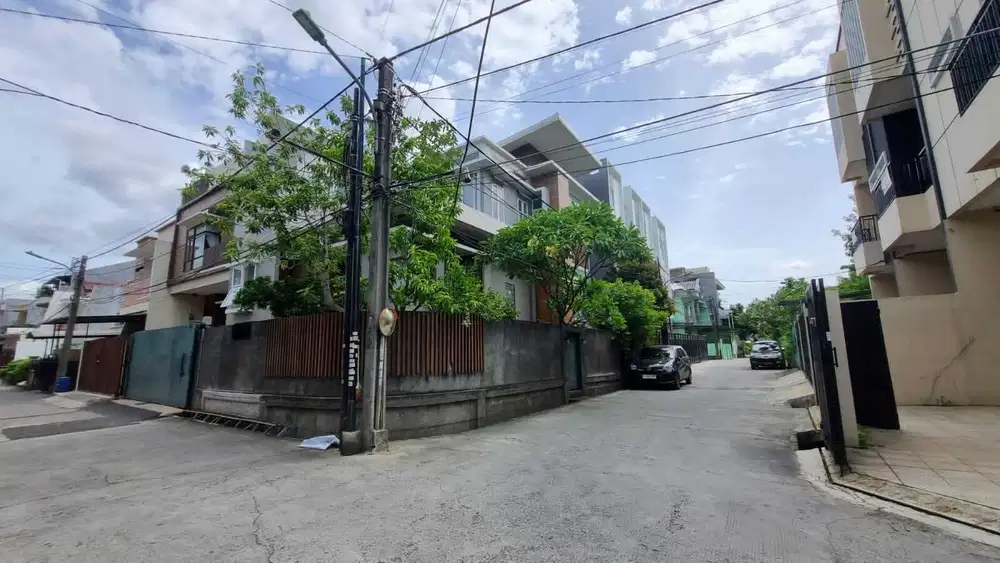 RUMAH HUK KEREN MINIMALIS MODERN SEMI FURNISH TAMAN RATU BEBAS BANJIR