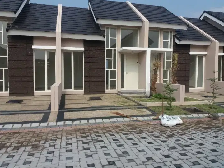 Rumah bagus di Puri Safira Menganti Gresik rohujanan lebar ada kolam r