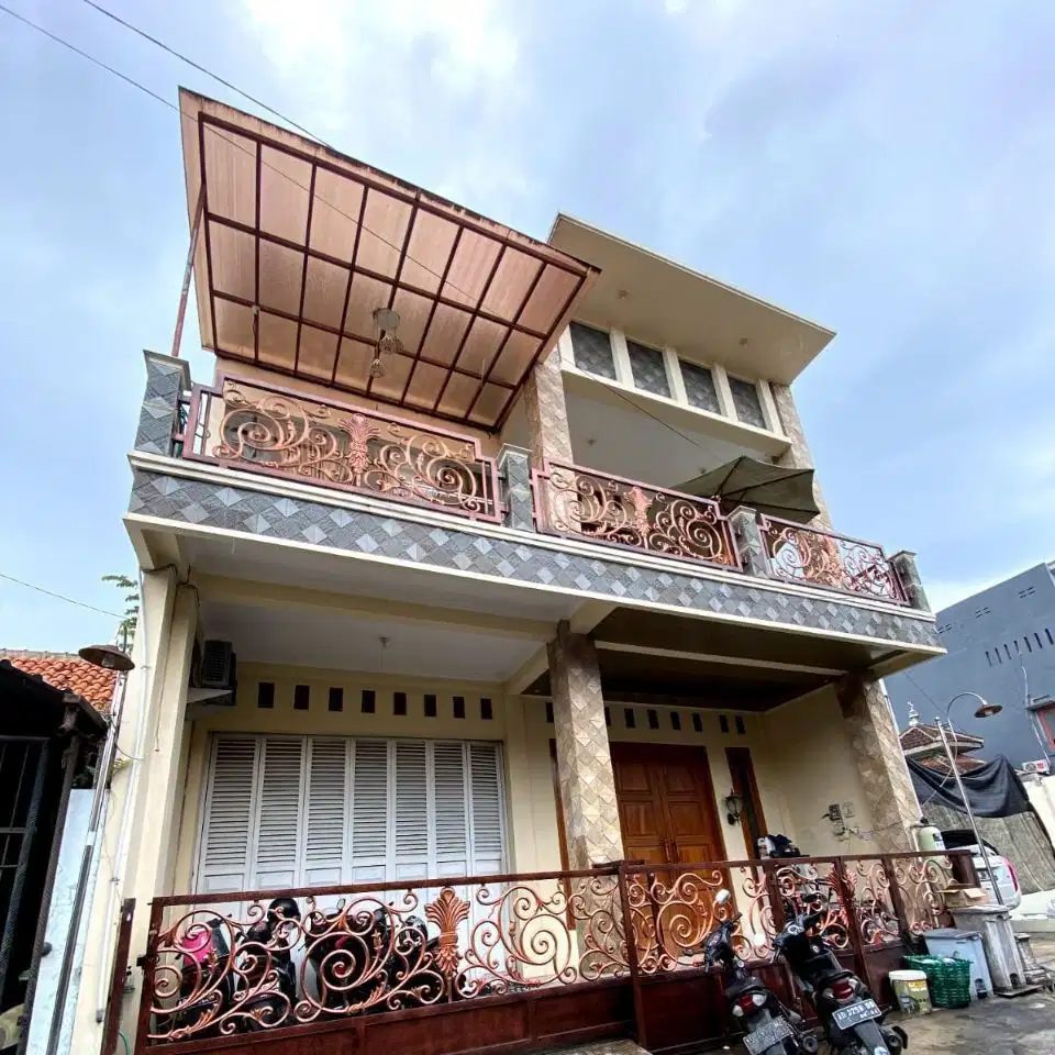 Rumah cantik mewah 2 Lt semi furnish di Mojolaban