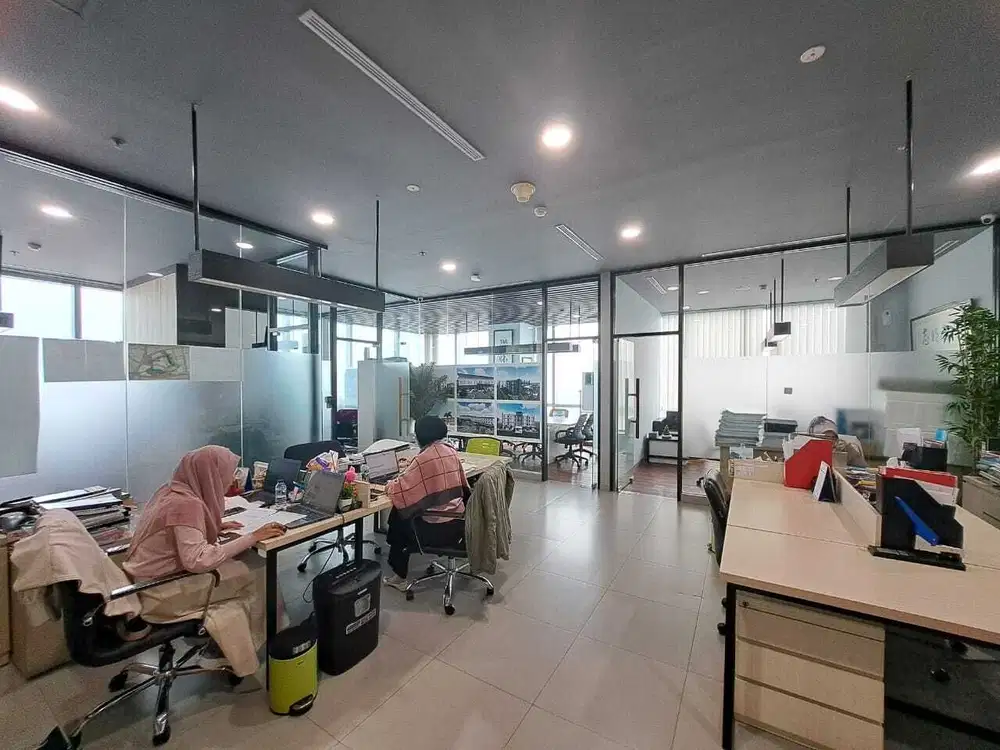 Sewa Kantor Semi Furnish 142 m2 di SOHO Capital Central Park Jakbar