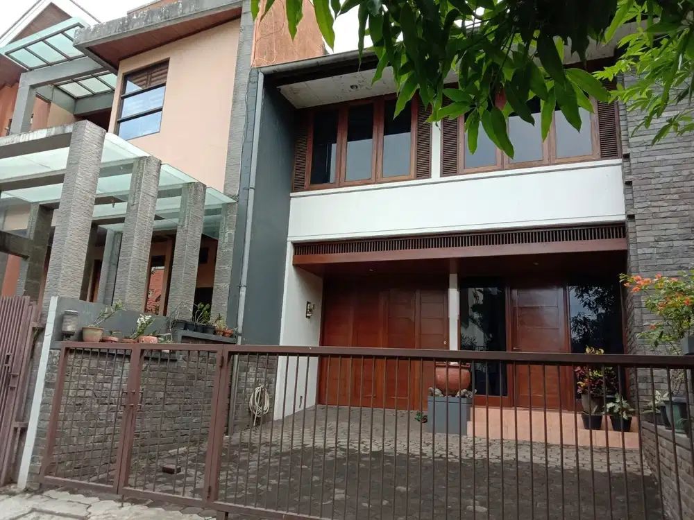 Dijual Rumah Nyaman dan Asri di Setra Duta Bandung