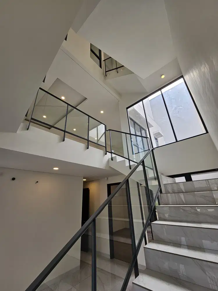 Di jual rumah 3 lantai eonna bsd