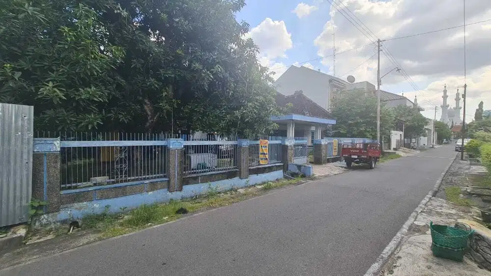 Rumah Hitung Tanah Pusat Kota Dekat Masjid Raya Sheikh Zayed Solo