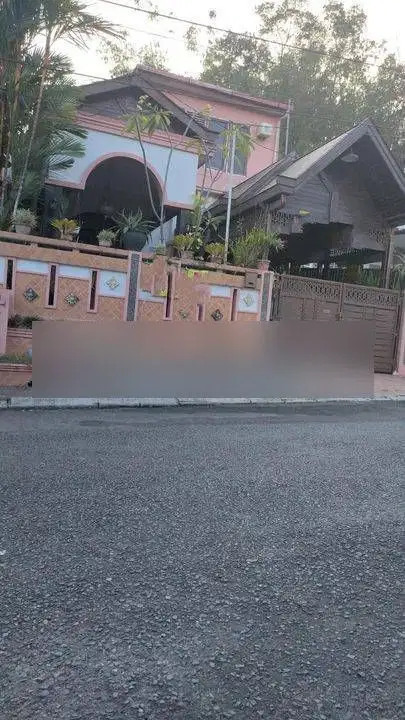 RUMAH ASRI DENGAN HALAMAN LUAS FULL FURNISH TENGAH KOTA BERNUANSA ALAM