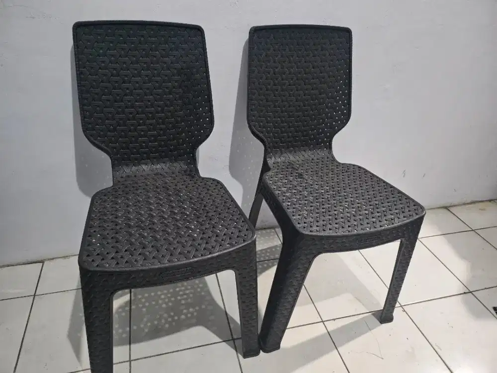 Kursi plastik motif rotan