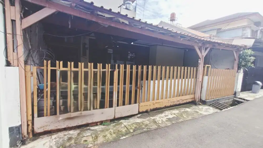 Rumah Ambruk Hitung Tanah Akses Jalan 1 Mobil di Tebet Barat
