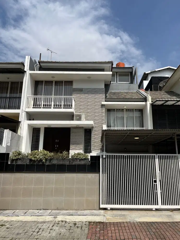 Dijual / Disewakan Rumah PIK Layar Permai 8x15 Renovasi SHM