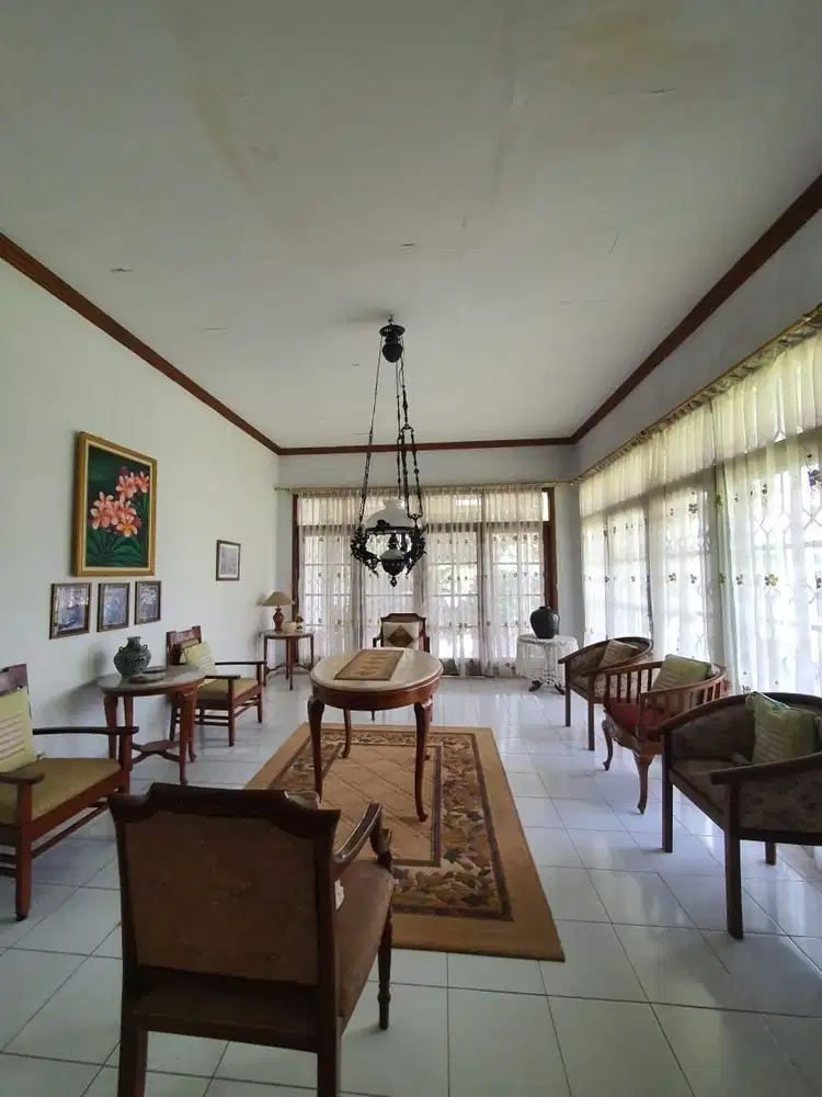 Rumah mainroad Sariwangi (hook) cocok untuk ruang usaha di Bandung