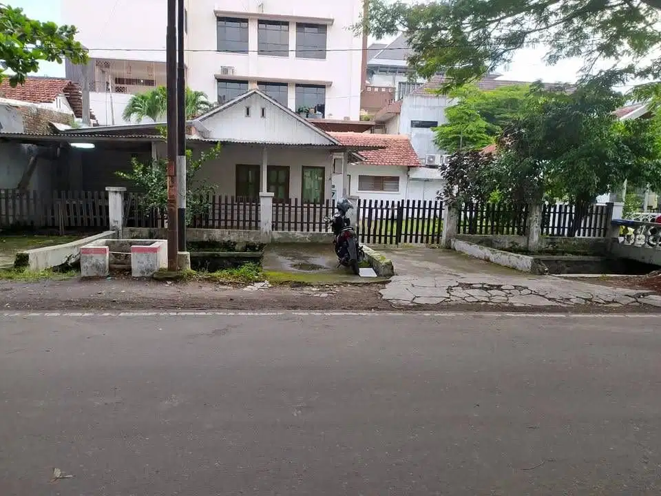 Dijual Rumah Lokasi Tengah Kota di Jl. Erlangga Barat Semarang
