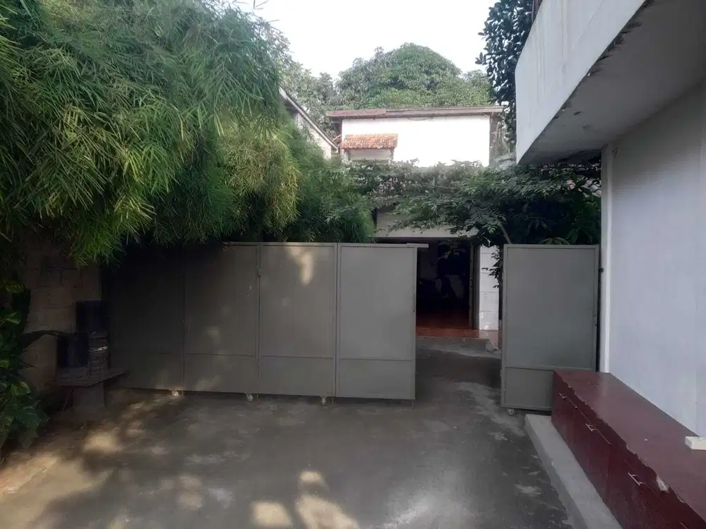 Rumah jakarta selatan berikut tempat usaha 4 kios luasnya 960 m2