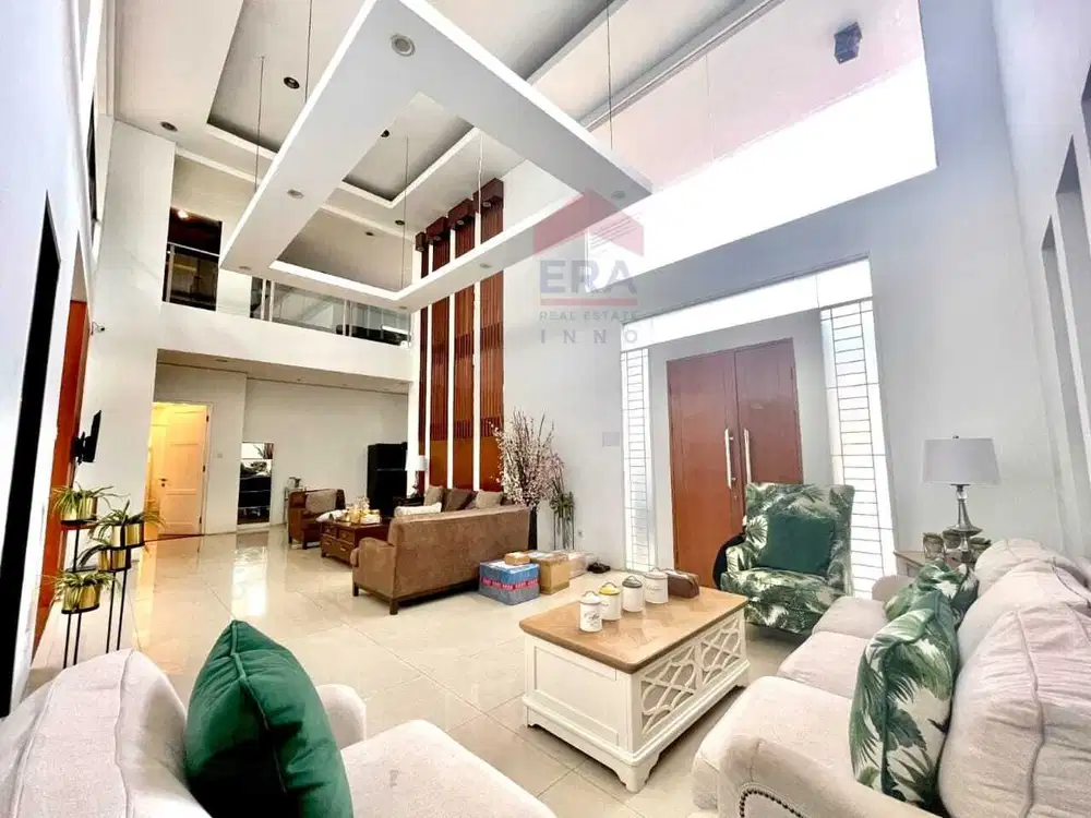 Rumah Lux Singgasana Pradana, Mewah, Semi Furnished, Dalam Cluster