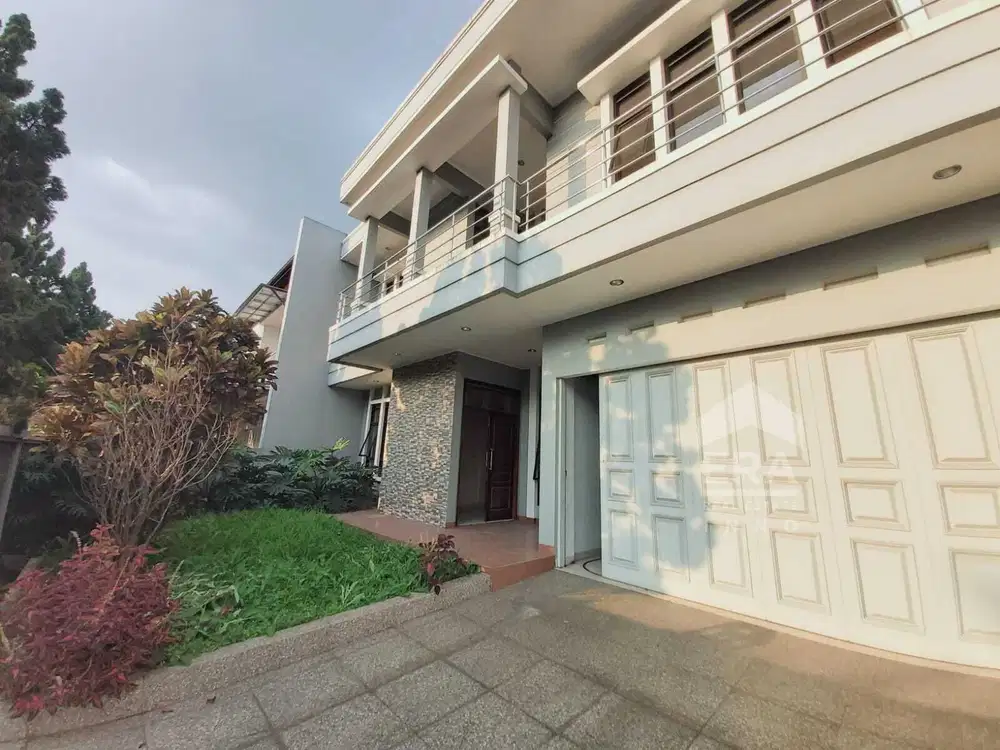 Rumah Singgasana Pradana Luas Tanah dan Taman Dalam Besar