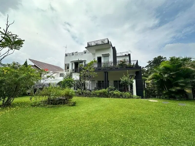 Rumah mewah sentul city halaman belakang danau, rooftop mountain view
