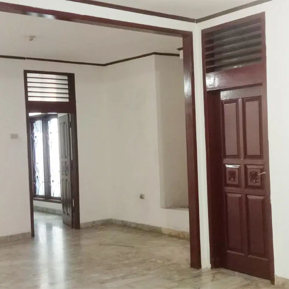 Rumah 2,5 Lantai 5+1 Kamar Hadap Selatan di Rawamangun