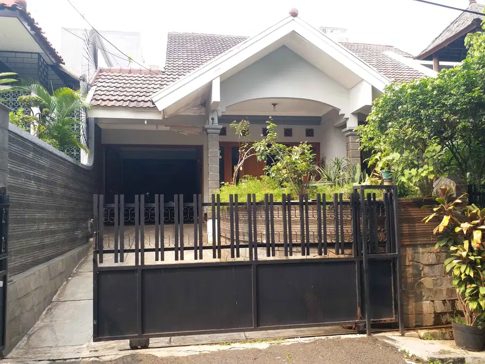 Rumah di Johari Kebayoran Lama Selatan, Hanya 7 Menit ke Tol Veteran
