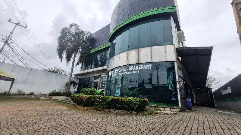 GEDUNG SHOWROOM MOTOR 2 LANTAI DI JALAN RAYA CIKUPA SIAP DIPAKAI