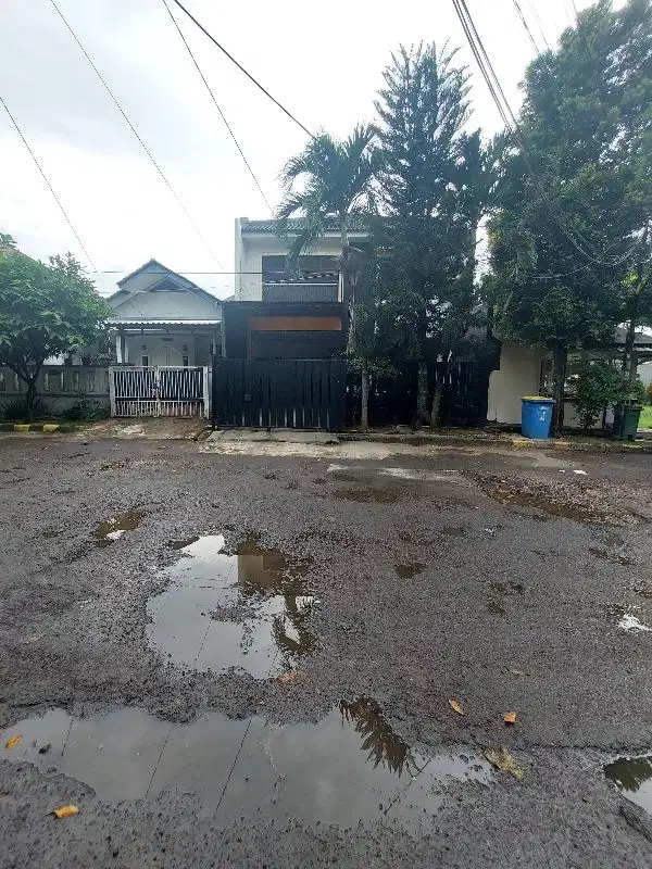 Rumah Asri 2,5 Lantai Full Furnish Permata Pamulang Samping Taman.