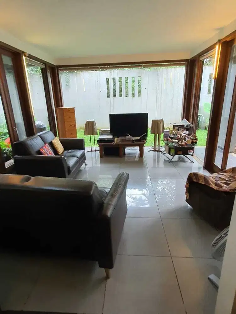RUMAH MODERN MINIMALIS  BERHALAMAN LUAS DI BINTARO JAKARTA SELATAN