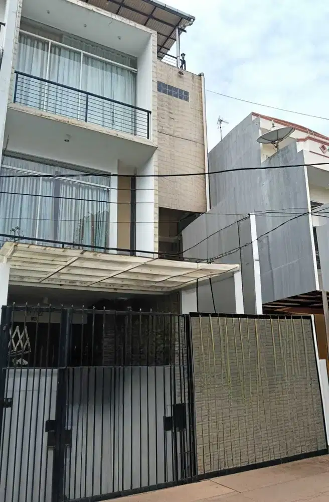 Rumah minimalis 4 lantai semi furnished dijual lokasi favorit  Sunter