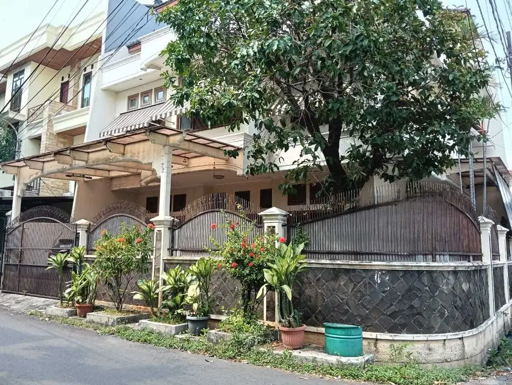 Rumah besar Hoek 3 lantai dijual lokasi bagus Sunter Jakarta Utara