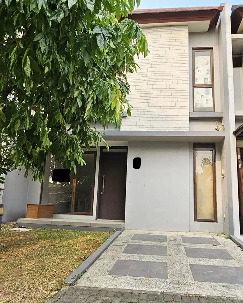 Rumah 2 lantai 3 kamar hadap barat depan taman di Eminent
